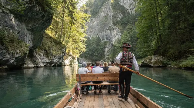 Dunajec gorge rafting guide: wooden raft through the Pieniny from Kraków — Dunajec River rafting from Kraków — wooden raft through the Pieniny gorge, trans