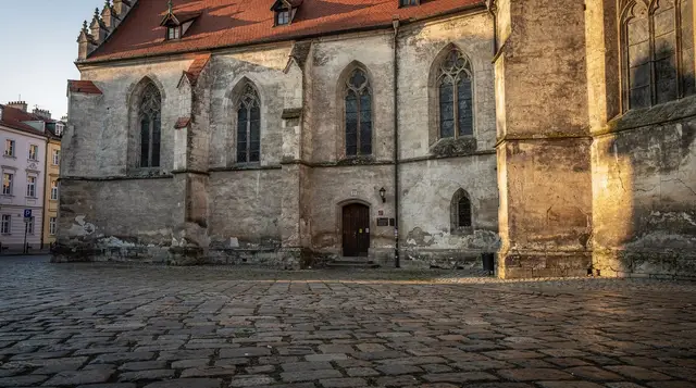 Old Synagogue and Remuh: Kraków's most important Jewish sites — Visit the Old Synagogue (Poland's oldest) and the Remuh Synagogue with its Renai