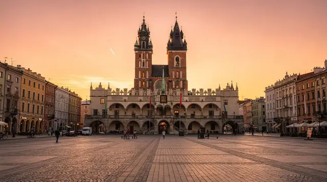 Rynek Główny guide: Kraków's main market square — Explore Kraków's Rynek Główny — medieval Europe's largest market square. What to