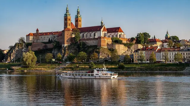Vistula River cruise in Kraków: what to expect, routes, and tips — Vistula River cruise in Kraków — daytime and evening cruise options, departure p